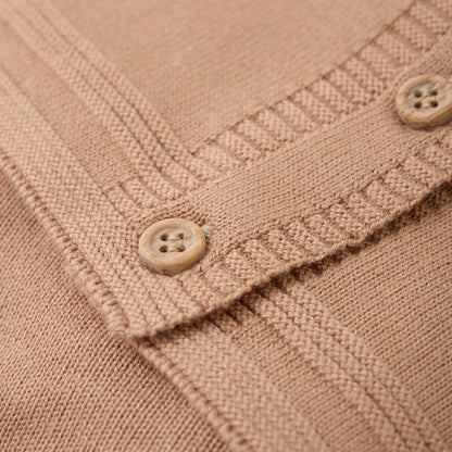 Baby-Strickjacke Detail mit Knöpfen in Braun