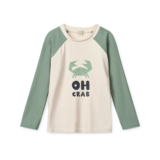 Liewood Noah Langarm-Schwimmshirt für Kinder in Sand und Pfefferminz mit „Oh Crabs“-Print. UV-Schutz UPF 40+. Erhältlich in Winterthur, Zürich, Schweiz.