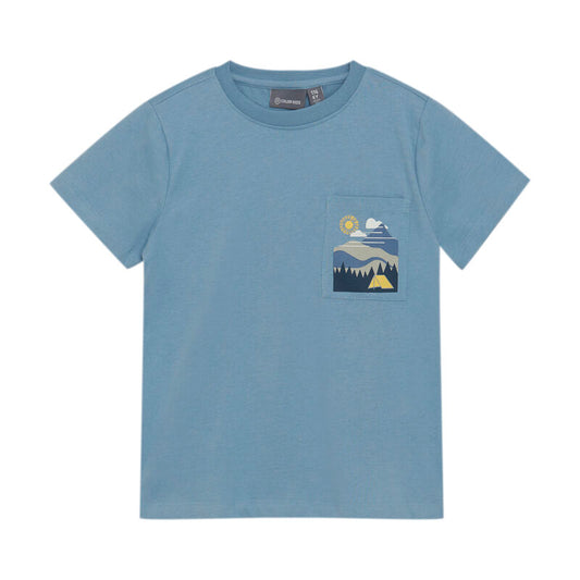 Das Color Kids Boys T-Shirt mit Bergdruck in Blau – aus weicher, atmungsaktiver Baumwolle. Perfekt für Outdoor-Abenteuer und Freizeit. Erhältlich im Bärchind Shop in Winterthur oder online für die ganze Schweiz.