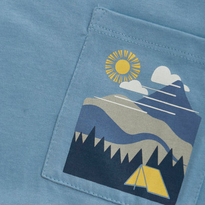 Detailansicht des Bergmotivs auf dem Color Kids Boys T-Shirt. Hochwertiger Druck mit langlebiger Farbe – ideal für Outdoor-Fans. Jetzt bei Bärchind in Winterthur oder online für die ganze Schweiz erhältlich.