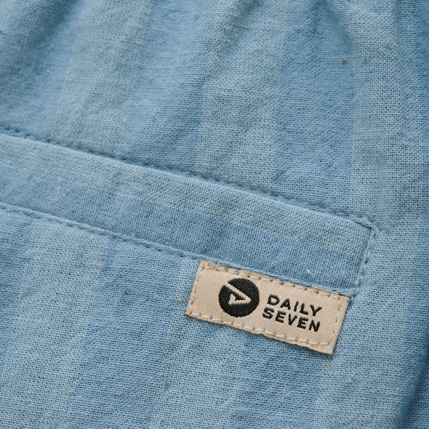 Detail der Ashley Blue Shorts von Daily Seven mit elastischem Bund, erhältlich in Winterthur, Zürich, Schweiz.