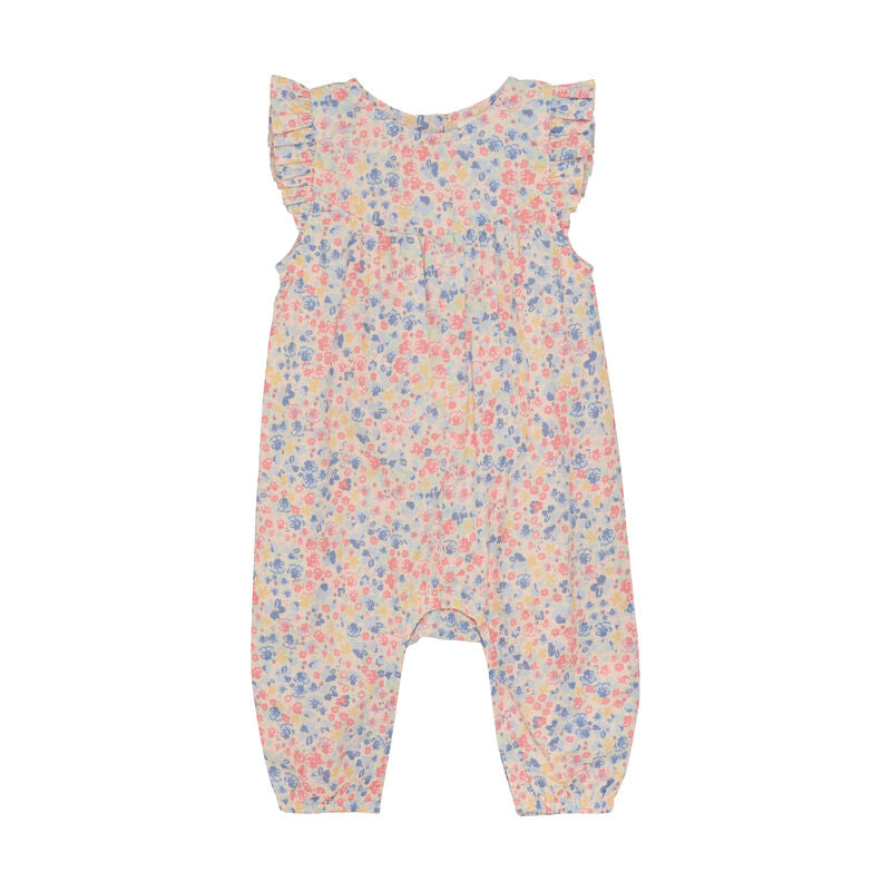 Vorderansicht des Minymo Overalls mit Blumenwiesen-Print, Rüschen an den Schultern und elastischen Bündchen.