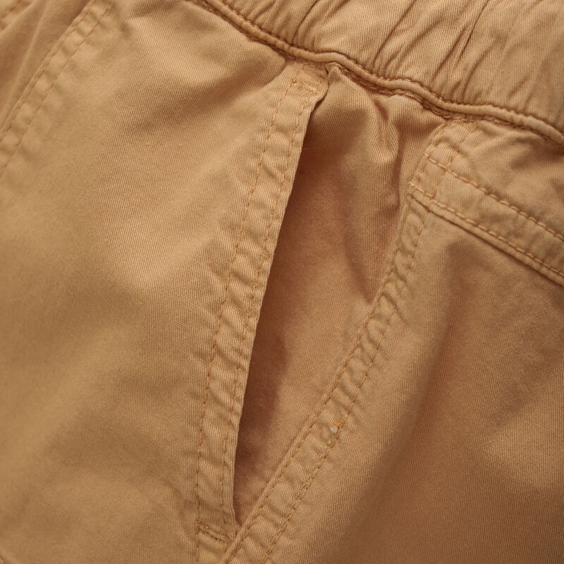 Detailaufnahme der praktischen Taschen und des Bunds der Minymo Shorts in Orange, aus nachhaltigem Material.