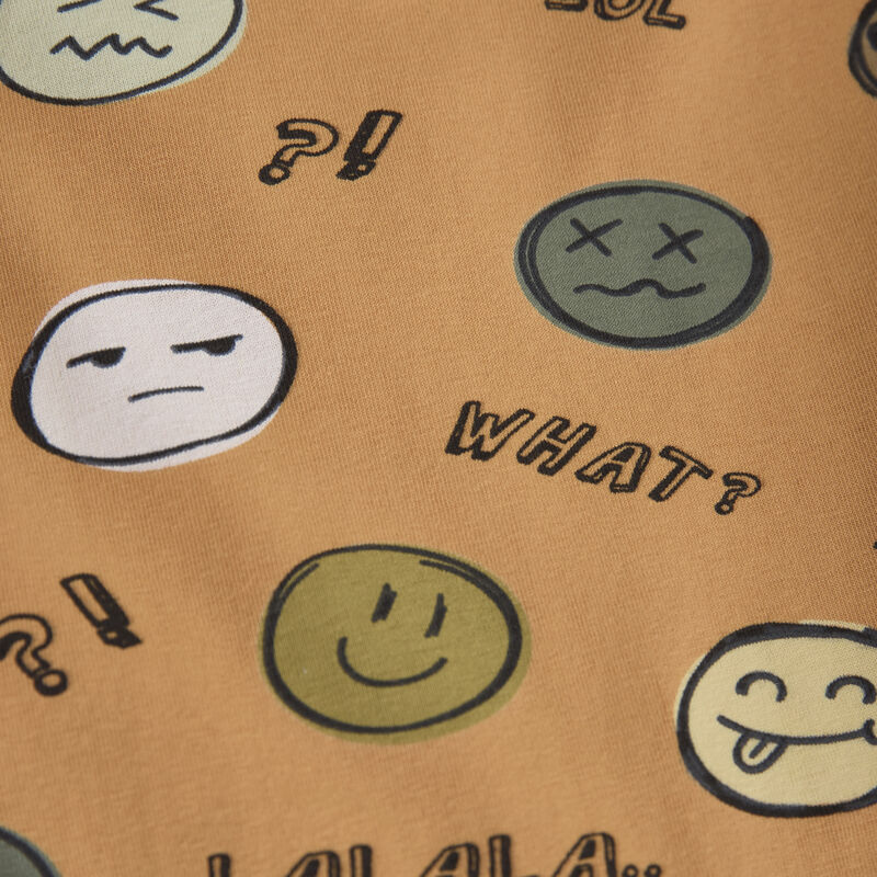 Detailaufnahme des Smiley-Allover-Prints auf dem Minymo T-Shirt, hergestellt aus nachhaltigem Material.