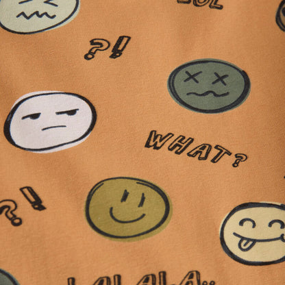 Detailaufnahme des Smiley-Allover-Prints auf dem Minymo T-Shirt, hergestellt aus nachhaltigem Material.