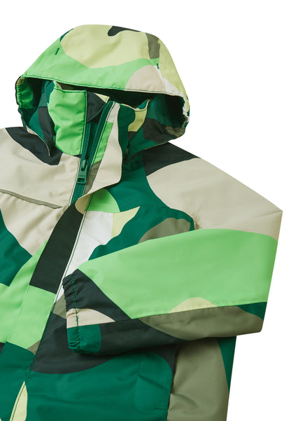 Nahaufnahme der Kapuze der Reima Kinder-Regenjacke im Camouflage-Look, zeigt das wasserdichte Material und die sichere Abnehmbarkeit.