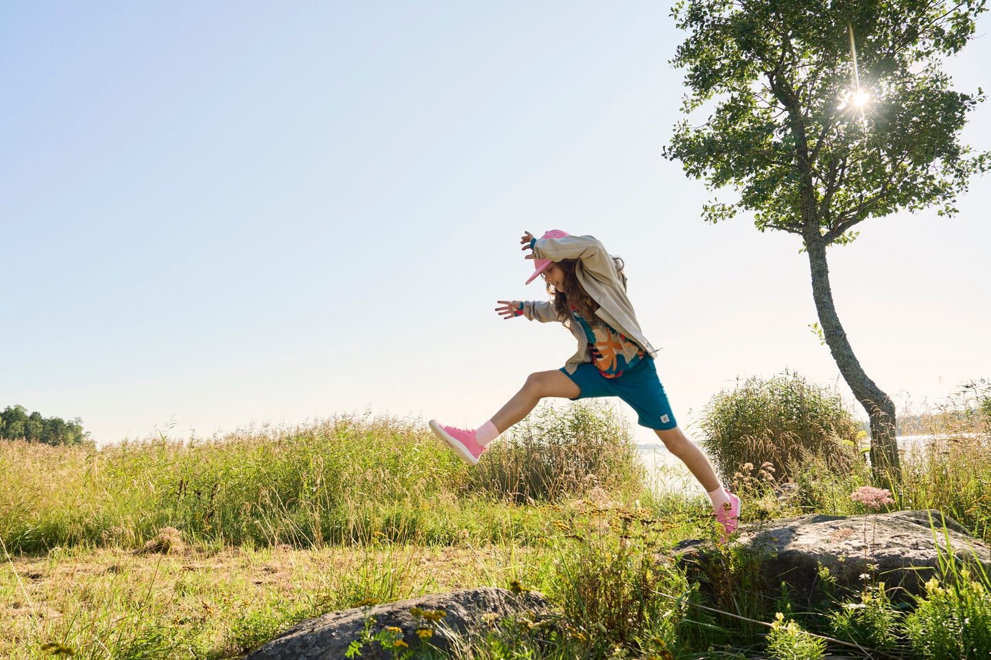 Die Reima Surina Kinder-Outdoorhose in Blau – wandelbar von langer Hose zu Shorts. Leicht, atmungsaktiv und mit Insektenschutz. Ideal für aktive Kids. Jetzt erhältlich im Bärchind Shop in Winterthur oder online für die ganze Schweiz.