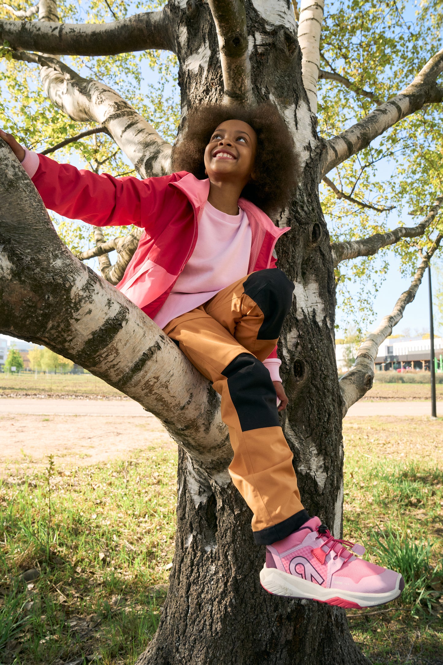 Kind trägt die Reima Sampu Regenhose, ideal für Outdoor-Abenteuer bei jedem Wetter. Die wasserdichte und atmungsaktive Kinder-Regenhose schützt zuverlässig vor Regen und Abrieb. Erhältlich im Bärchind Shop in Winterthur, Zürich, Schweiz.