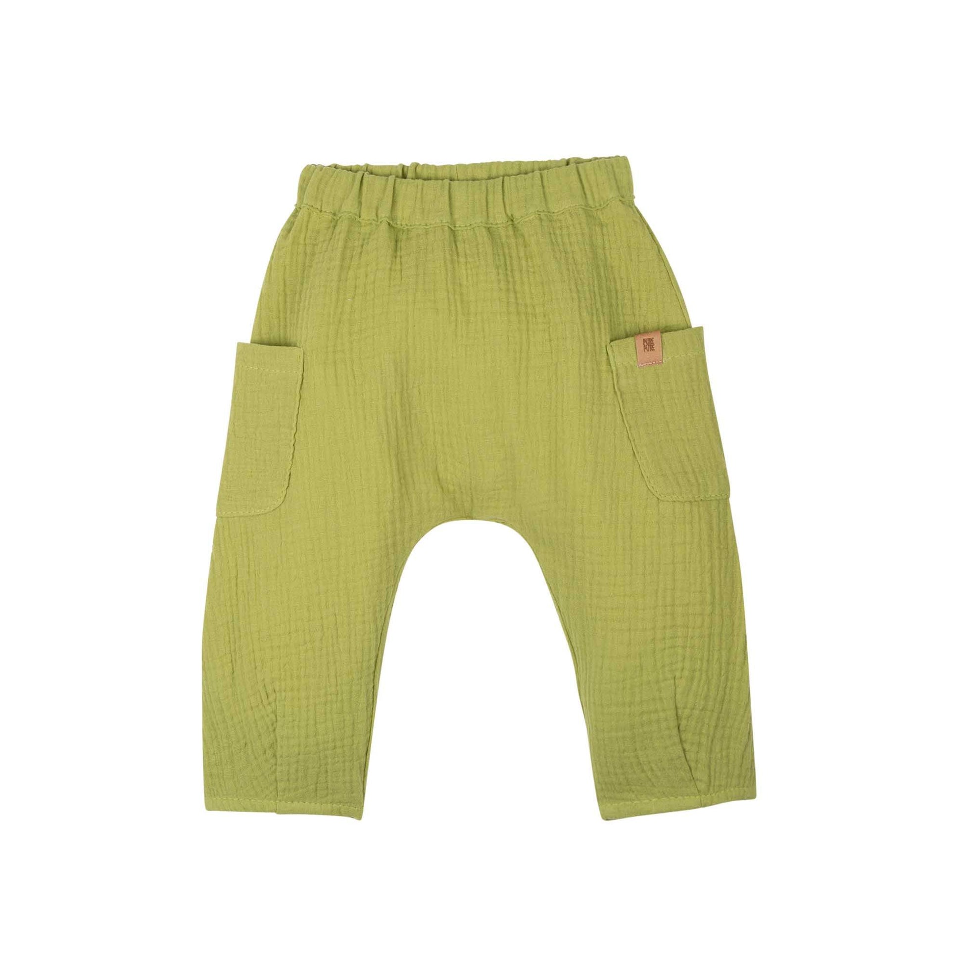 Leichte Baby-Hose aus Musselin in Avocado von Pure Pure by Bauer. Luftiger Schnitt mit Gummibund und dekorativen Holzköpfen. Erhältlich in Winterthur, Zürich, Schweiz.