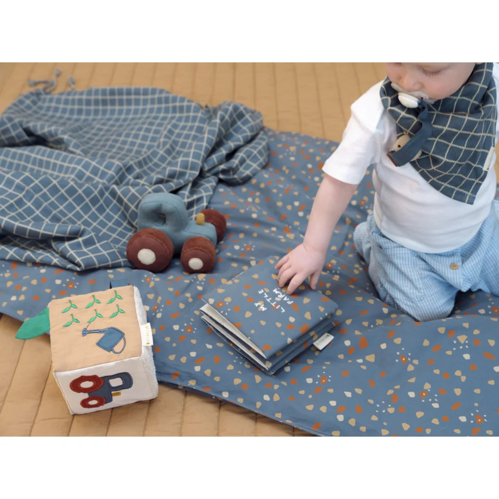 Baby spielt mit Fabelab Stoffwürfel Little Farm – Nachhaltiges Babyspielzeug für sensorische Entwicklung, erhältlich in Winterthur, Zürich, Schweiz.