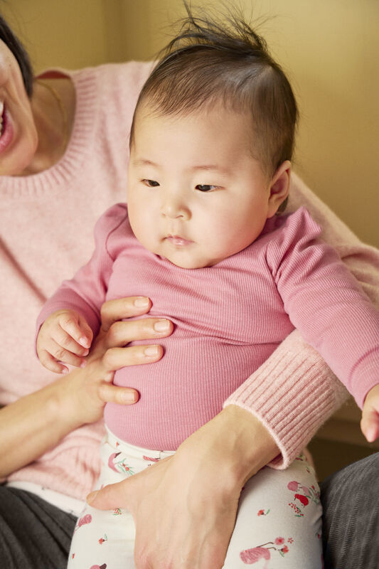 Baby trägt den Bambus-Body von CeLaVi in Uni Rosa, weich und angenehm, ideal für den Alltag.