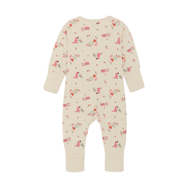 Rückansicht des Baby-Stramplers von CeLaVi, aus Bambus-Viskose mit Schnabeltier- und Blumenmuster, bequem und flexibel.