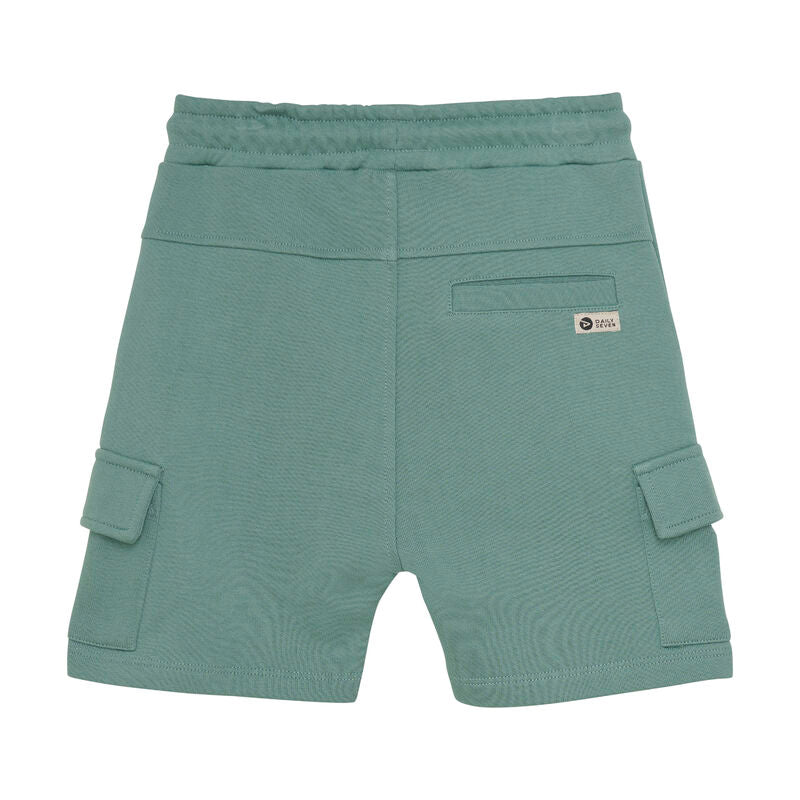 Rückansicht der Cargo Shorts in Ocean Green von Daily Seven mit praktischen Taschen.