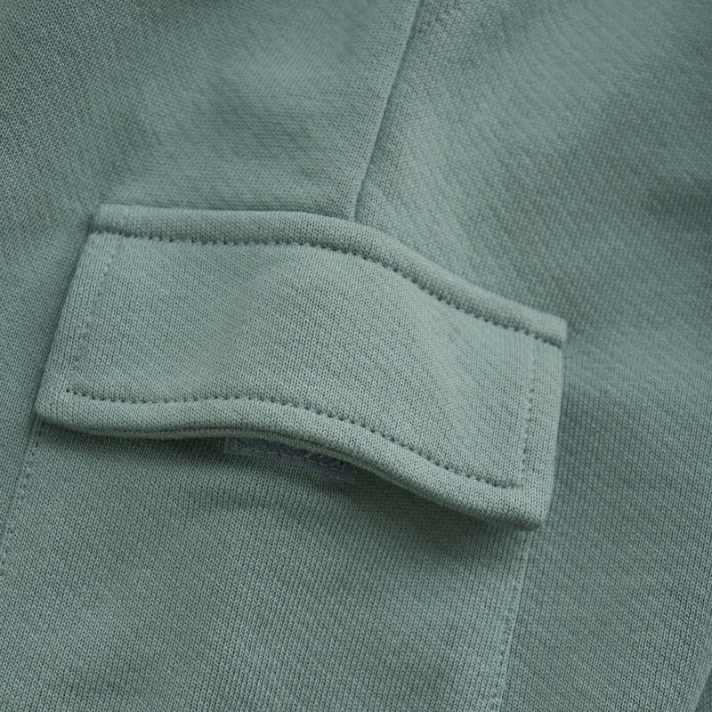 Detailaufnahme der Tasche der Cargo Shorts in Ocean Green von Daily Seven.