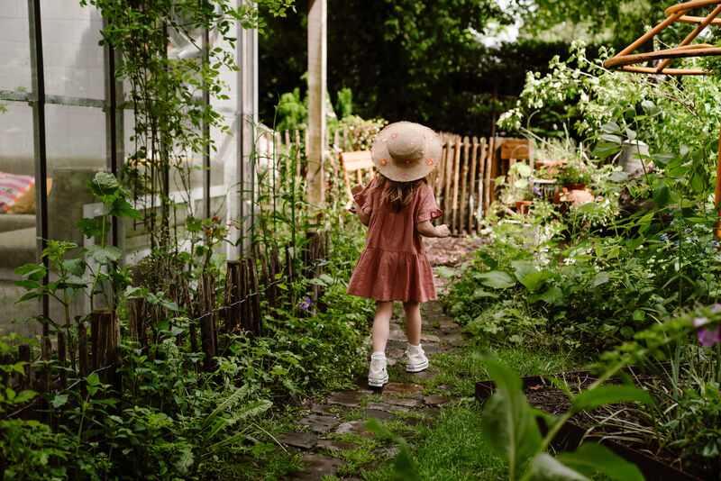 Kinder tragen das Kleid Structured in Ash Rose von Daily Seven in einer sommerlichen Szene.