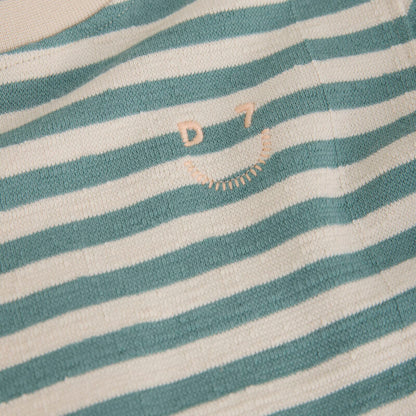 Detailaufnahme des Streifenmusters auf dem Langarm-T-Shirt in Ocean Green von Daily Seven.