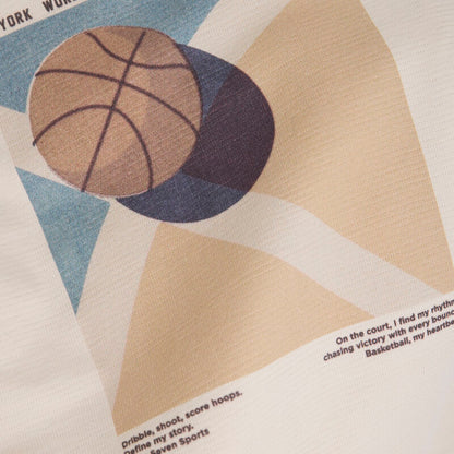 Detailaufnahme des Basketball-Prints auf der Rückseite des T-Shirts BackPrint in Sand Shell von Daily Seven.