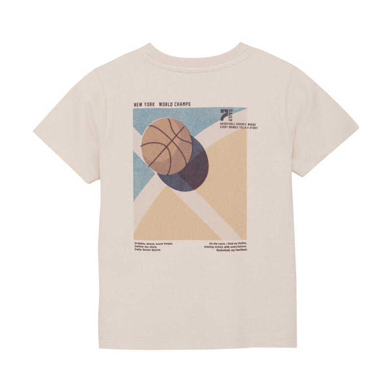 Rückansicht des T-Shirts BackPrint in Sand Shell von Daily Seven mit Basketball-Print.
