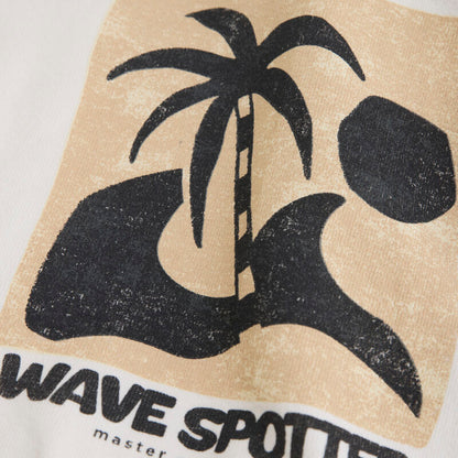 Detailaufnahme des Wellen- und Palmenprints auf dem T-Shirt Print in Cloud von Daily Seven.