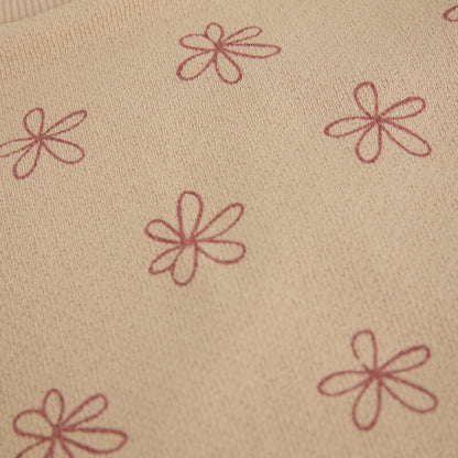  Detailaufnahme des Blumenmusters auf dem T-Shirt Small Flower in Latte Sand von Daily Seven.