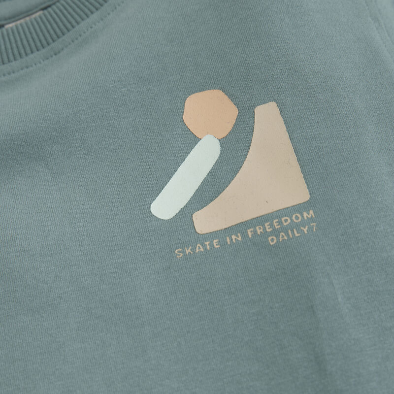 Detailaufnahme des subtilen Frontprints auf dem T-Shirt Print in Ocean Green von Daily Seven.