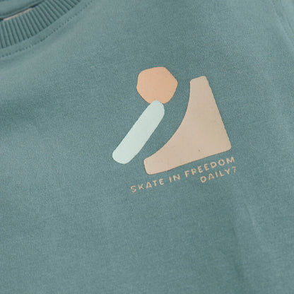 Detailaufnahme des subtilen Frontprints auf dem T-Shirt Print in Ocean Green von Daily Seven.