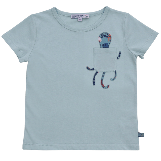 Enfant Terrible Kinder T-Shirt in Blau mit niedlichem Oktopus-Design auf der Brusttasche.
