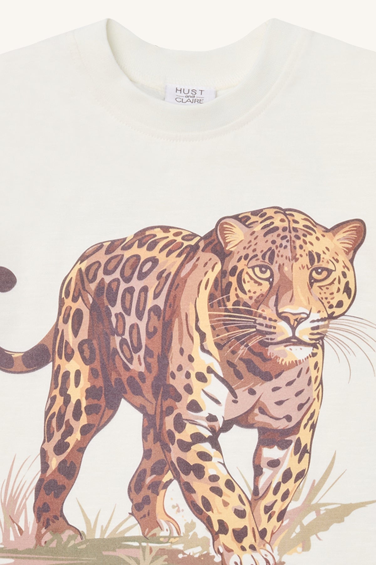 Detailaufnahme des Leoparden-Prints auf dem Hust & Claire T-Shirt Anton in Ivory, erhältlich in Winterthur, Zürich, Schweiz