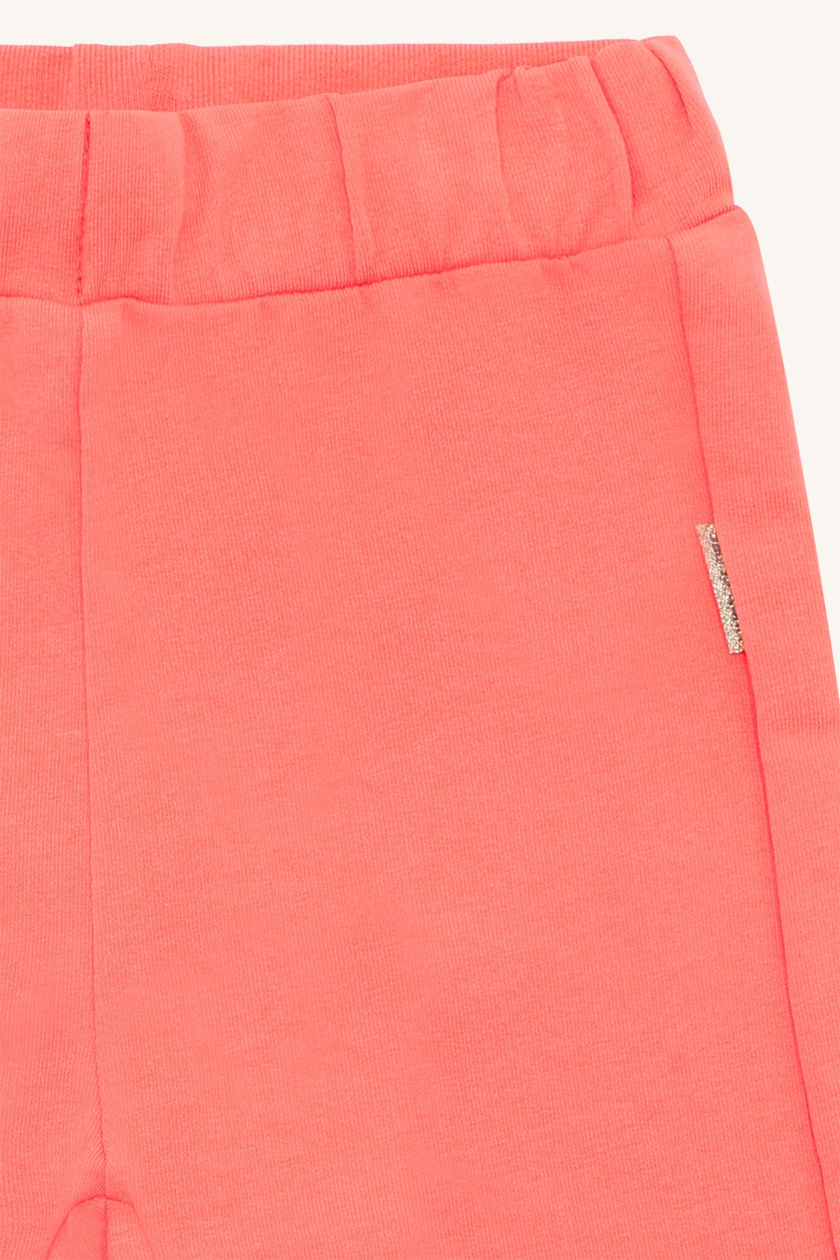 Detailaufnahme der Hust & Claire Hose in Wild Coral mit weichem Baumwollstoff