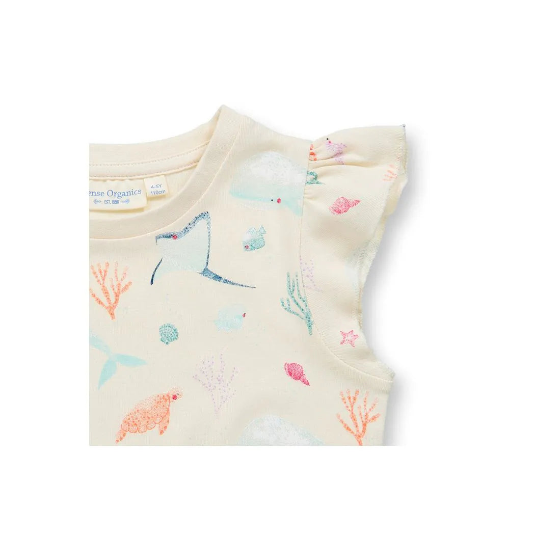 Nahaufnahme des JULA Pyjamas von Sense Organics, weicher Single-Rib-Stoff mit hochwertigem Meeresmuster-Print