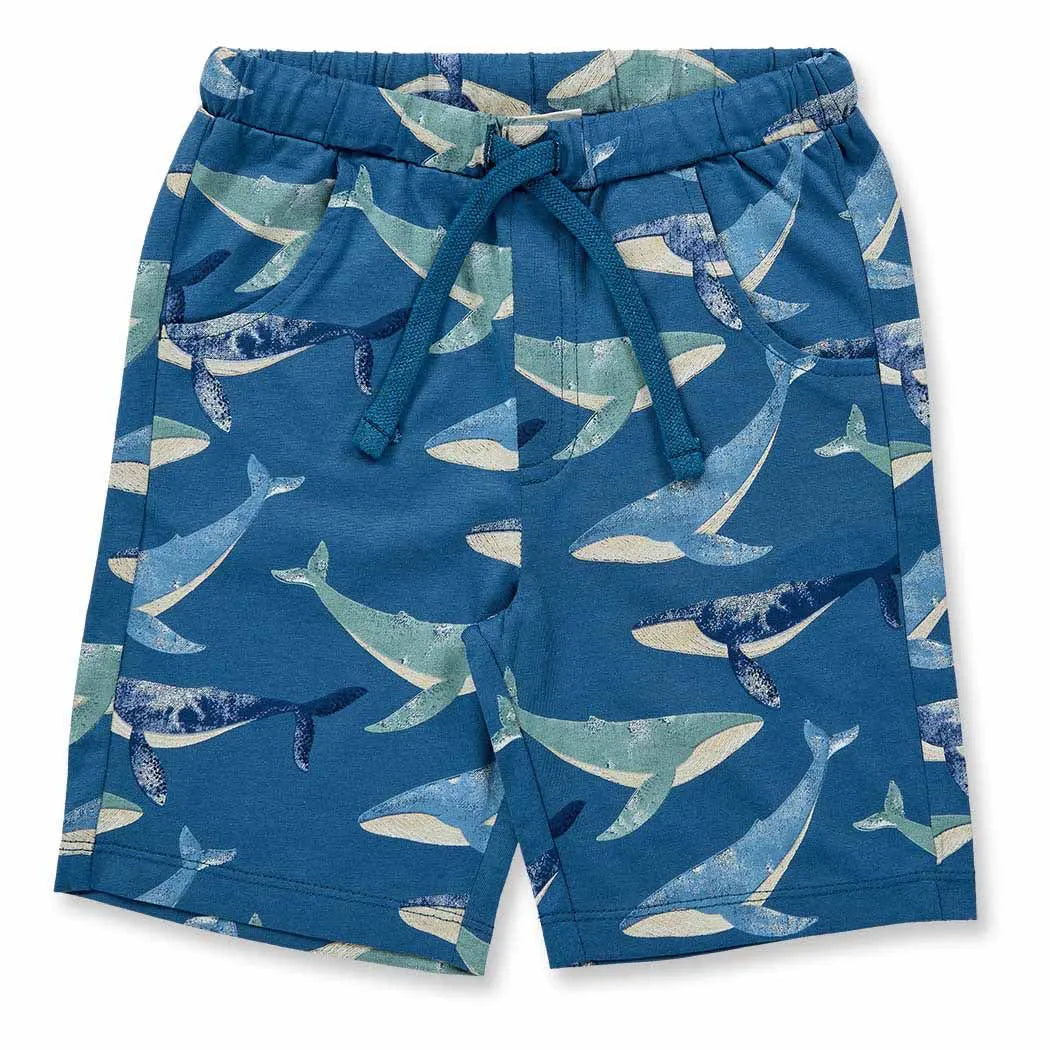 KHAN Shorts, Wal von Sense Organics aus Bio-Baumwolle mit maritimem Wal-Print auf ozeanblauem Stoff, erhältlich in Winterthur, Zürich, Schweiz