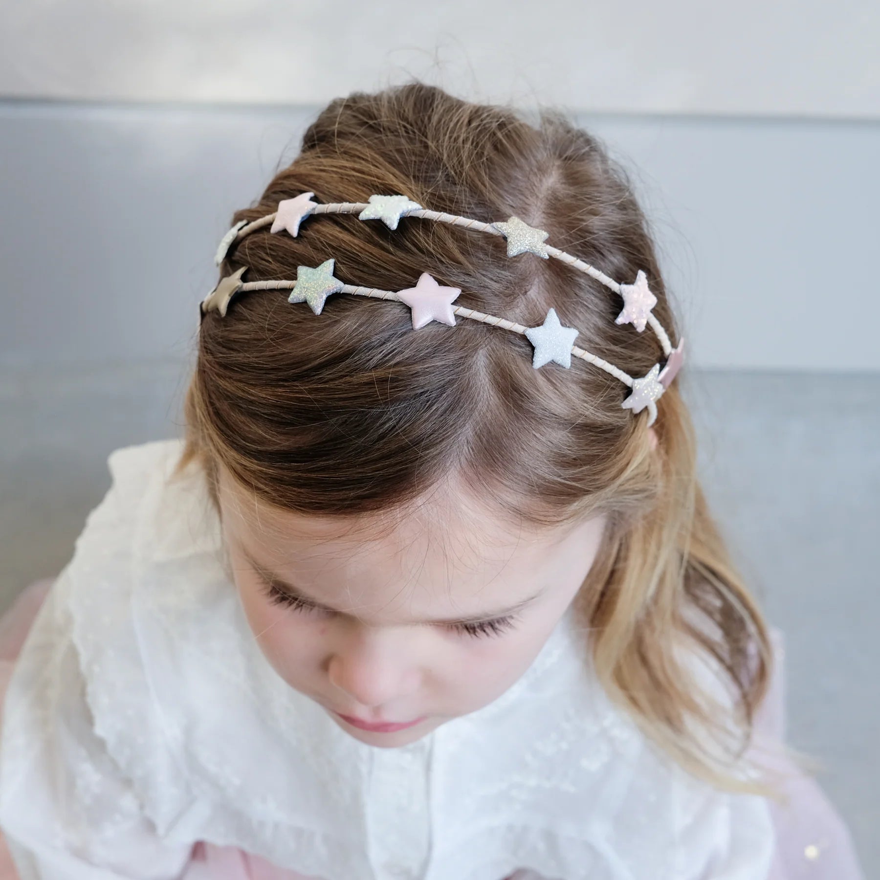 Kind mit Stellina Sparkle Doppel-Haarreif – funkelndes Haaraccessoire für besondere Anlässe, erhältlich in Winterthur, Zürich, Schweiz.