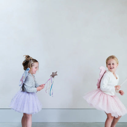 Kinder mit Regenbogen-Feenstab von Mimi & Lula – ein magisches Zauber-Accessoire für kreative Rollenspiele, erhältlich in Winterthur, Zürich, Schweiz.