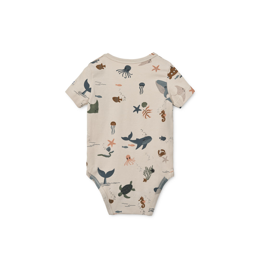 Rückansicht des Liewood Yanni Kurzarm-Bodys für Babys mit Meerestiere-Print. Perfekt für warme Sommertage. Erhältlich in Winterthur, Zürich, Schweiz.