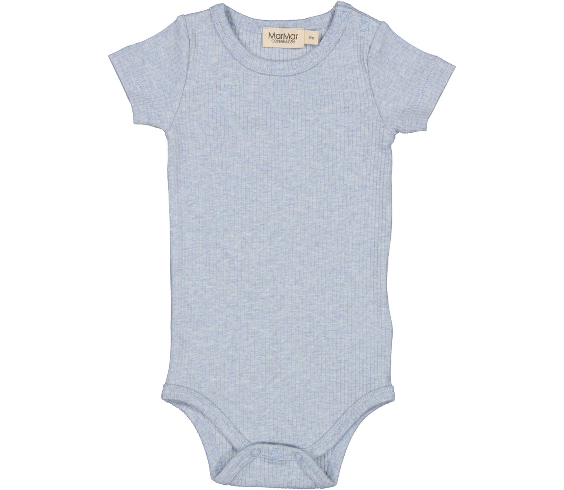 Kurzarm Baby-Body von MarMar in Blau, aus weichem Modal mit Rippstruktur, atmungsaktiv und hautfreundlich, erhältlich in Winterthur.