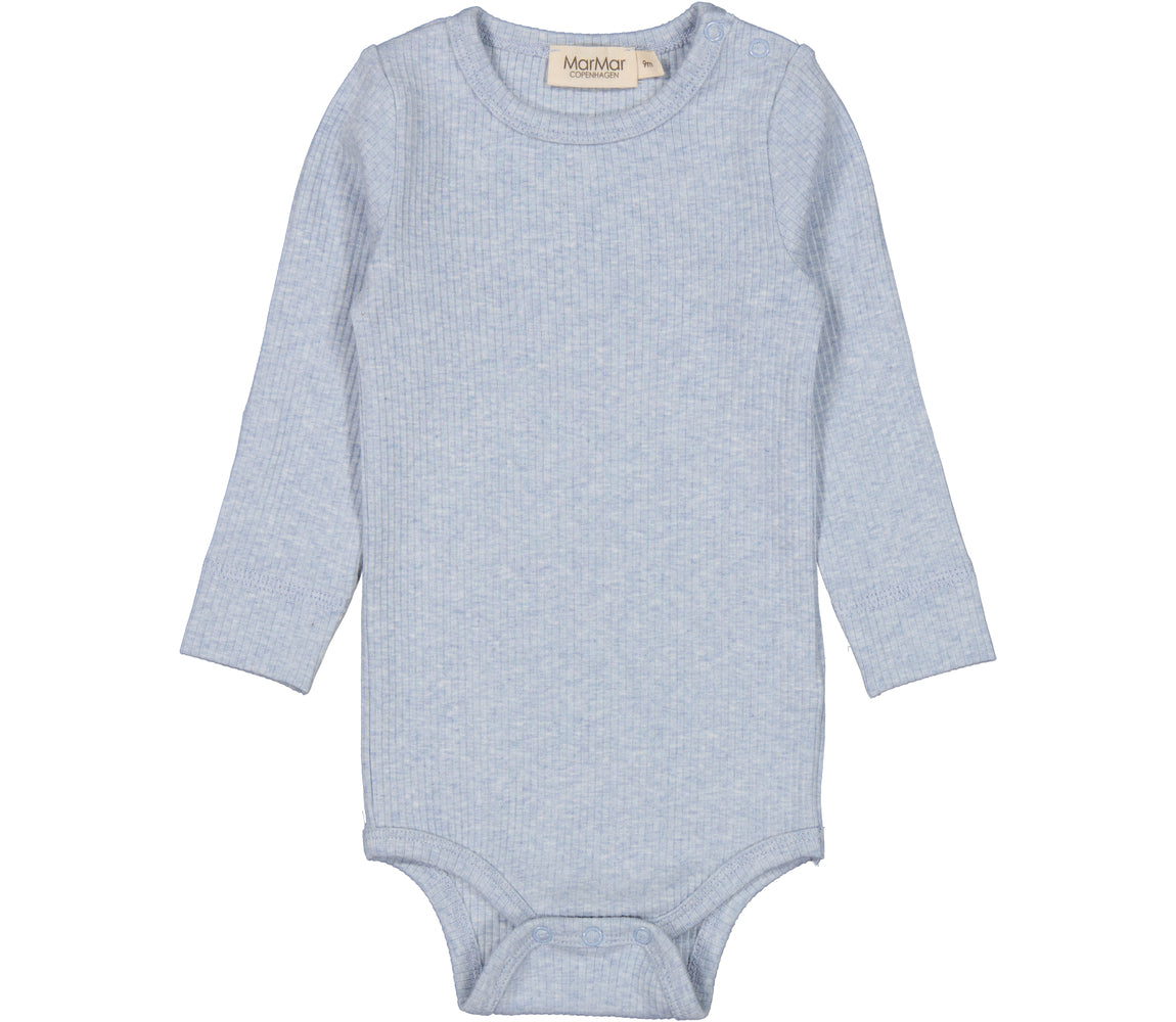 Langarm Baby-Body von MarMar in Blau, aus weichem Modal mit Rippstruktur, temperaturregulierend und hautfreundlich, erhältlich in Winterthur.