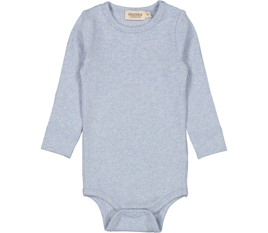 Langarm Baby-Body von MarMar in Blau, aus weichem Modal mit Rippstruktur, temperaturregulierend und hautfreundlich, erhältlich in Winterthur.