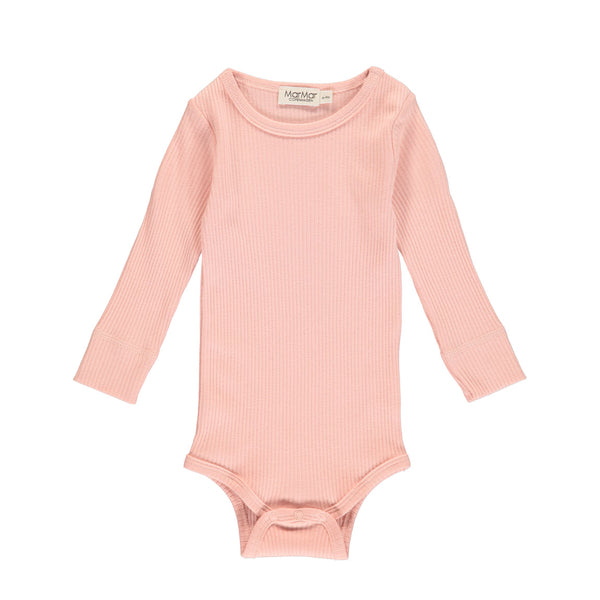 MarMar Baby Body Langarm, rosa, aus weichem Modal mit Rippstruktur, erhältlich in Winterthur.






