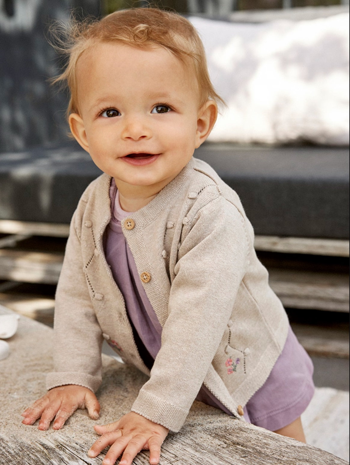 Minymo Strick-Cardigan Beige Melange – nachhaltiger Baby-Cardigan aus Bio-Baumwolle, perfekt für jede Jahreszeit, getragen von einem Baby, erhältlich in Winterthur Zuerich Schweiz

