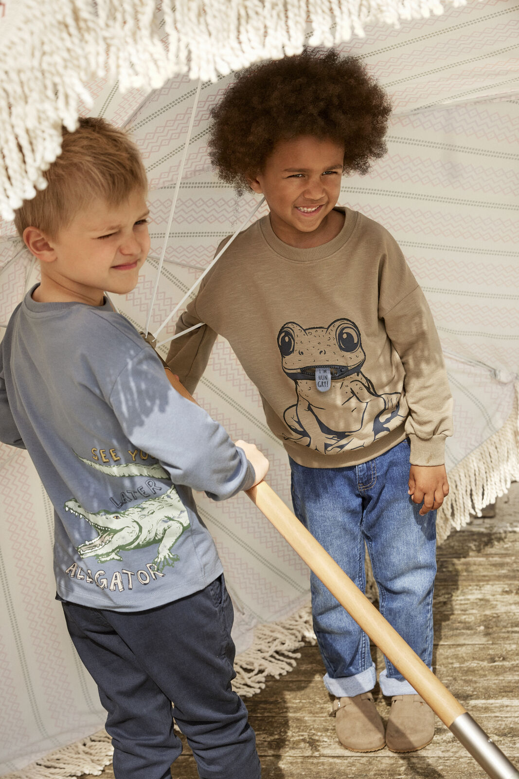 Zwei Kinder tragen die Minymo Sweat Denim Hose Blue Night im Alltag. Perfekt für stilbewusste Familien in Winterthur, Zürich, Schweiz.