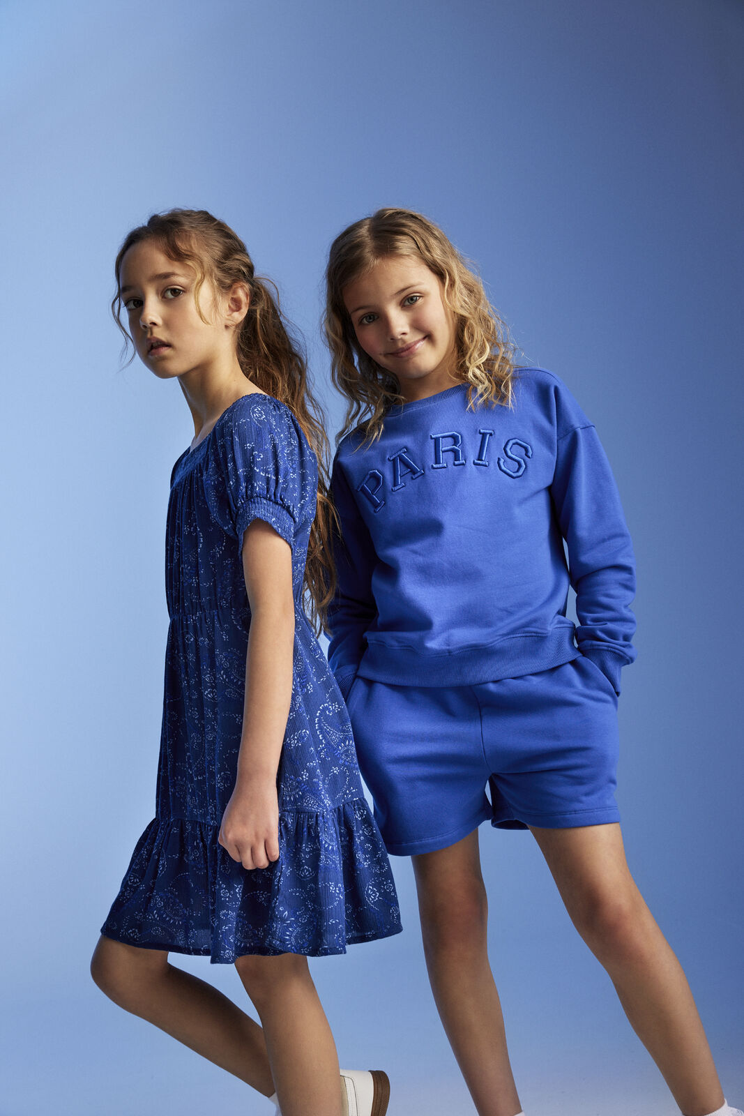 Mädchen in Paisley-Kleid "Twilight Blue" von Creamie – Perfekt für Alltag & besondere Anlässe – Erhältlich im Kinderladen in Winterthur