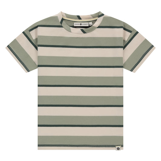 Jungen T-Shirt Pistachio Stripes mit breiten Streifen in Pistazien- und Naturtönen. Hochwertige Baumwolle, bequem & perfekt für den Sommer in Winterthur, Zürich, Schweiz.