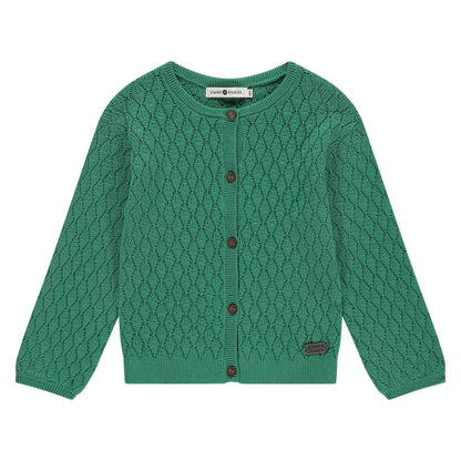 Mädchen Strickjacke Emerald Charm in Smaragdgrün mit Zopfmuster und Knopfleiste. Weich, bequem & perfekt für kühle Tage in Winterthur, Zürich, Schweiz.