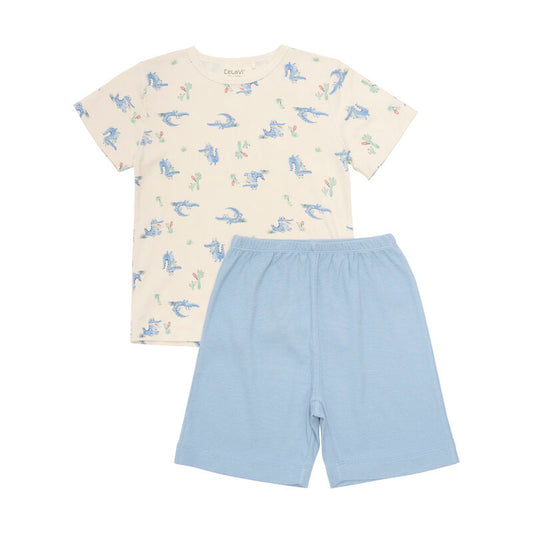 Summer Pyjamas Set für Jungs von CeLaVi, aus Bambus-Viskose, mit Krokodil-Print und blauen Shorts, Vorderansicht.