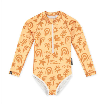 UV-Schutzanzug für Kinder von Beach & Bandits in Tropical Vibes Apricot Design. Langärmliger Schwimmanzug mit UPF 50+, recyceltem Material und komfortablem YKK-Reissverschluss